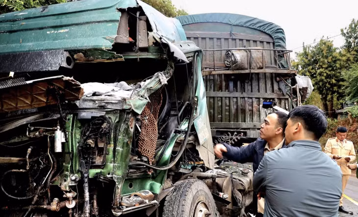 Hiện trường vụ tai nạn giao thông giữa xe khách và xe đầu kéo xảy ra tại Sơn La khiến 6 người tử vong trong tháng 3/2025 (ảnh minh hoạ).