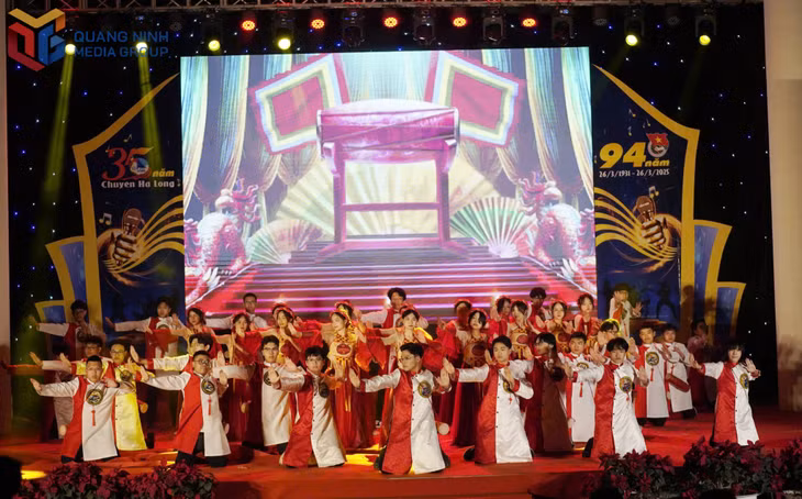 Nhiều tiết mục văn nghệ trong chương trình “Giai điệu tuổi trẻ - Youth Melody” do trường THPT Chuyên Hạ Long tổ chức được học sinh đầu tư công phu từ nội dung đến trang phục mang đậm dấu ấn văn hóa.