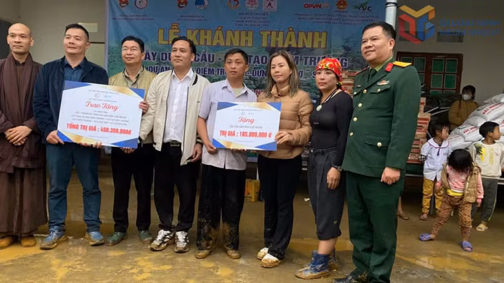 Chị Ngô Thị Liên (thứ 3, phải sang) trao tặng 185 triệu đồng xây cầu mới cho bản Suối Ngang (xã Phú Yên, tỉnh Sơn La). (Ảnh nhân vật cung cấp)