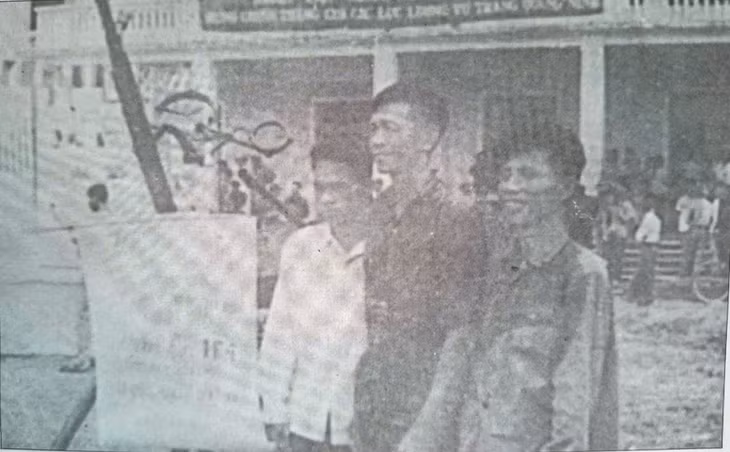 Ông Nguyễn Thanh Sửu (bên trái) Trung đội Trưởng Trung đội dân quân xã Ngọc Vừng chỉ huy bắn rơi máy bay thứ 200 giặc mỹ tại bầu trời Quảng Ninh. Ảnh Tư liệu