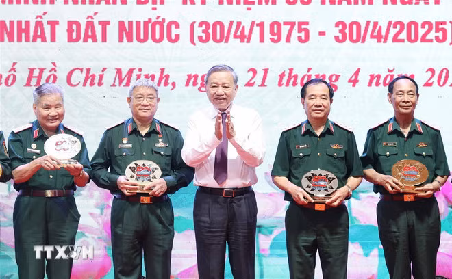 Tổng Bí thư Tô Lâm tặng quà cho các đại biểu. (Ảnh: Thống Nhất/TTXVN)