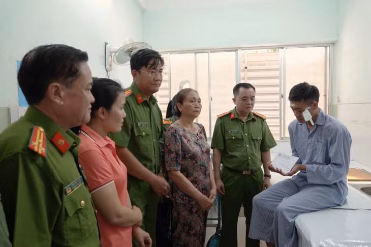 Đại tá Huỳnh Ngọc Liêm, Phó Giám đốc Công an Bình Thuận cùng người thân, đồng đội thăm hỏi và động viên Đại úy Hà Duyên Sơn.