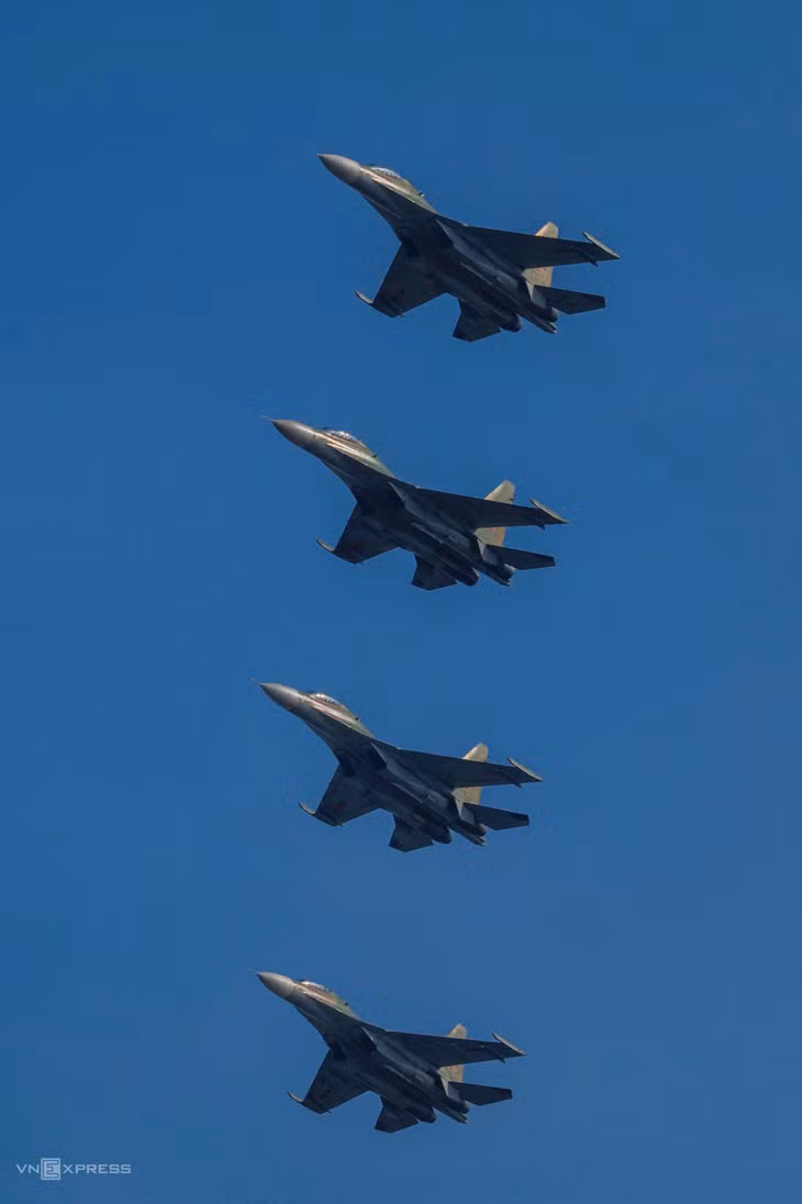 4 chiếc Su-30MK bay theo hàng dọc trên bầu trời TP HCM trước khi kết thúc màn trình diễn.