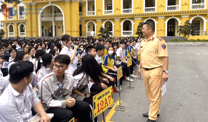 Cán bộ phòng CSGT, (Công an tỉnh) giao lưu giải đáp 1 số kiến thức về ATGT với các học sinh trường THPT Cẩm Phả.
