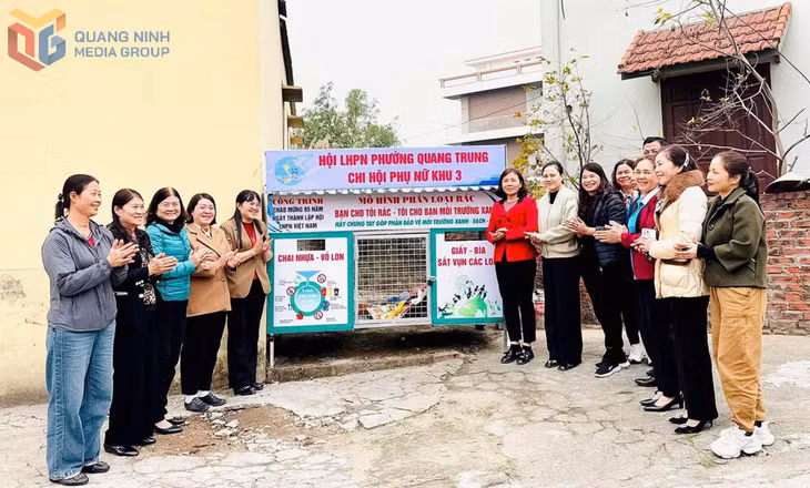 Chi hội phụ nữ khu 3 (phường Quang Trung, TP Uông Bí) ra mắt mô hình phân loại rác tại khu phố.