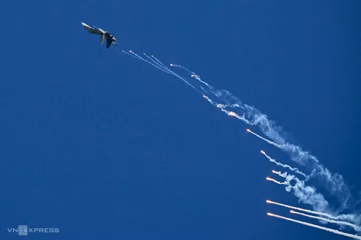 Tiêm kích Su-30MK2 thả bẫy nhiệt trên nóc tòa nhà Bitexco 68 tầng ảnh 4