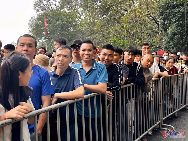 Du khách phấn khởi khi chờ đợi, hành hương lên Đền Hùng. Ảnh: Đức Hoàng