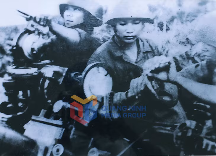 Đại đội tự vệ Phân xưởng Sàng anh hùng trong chiến đấu. Ảnh: Tư liệu do đơn vị cung cấp