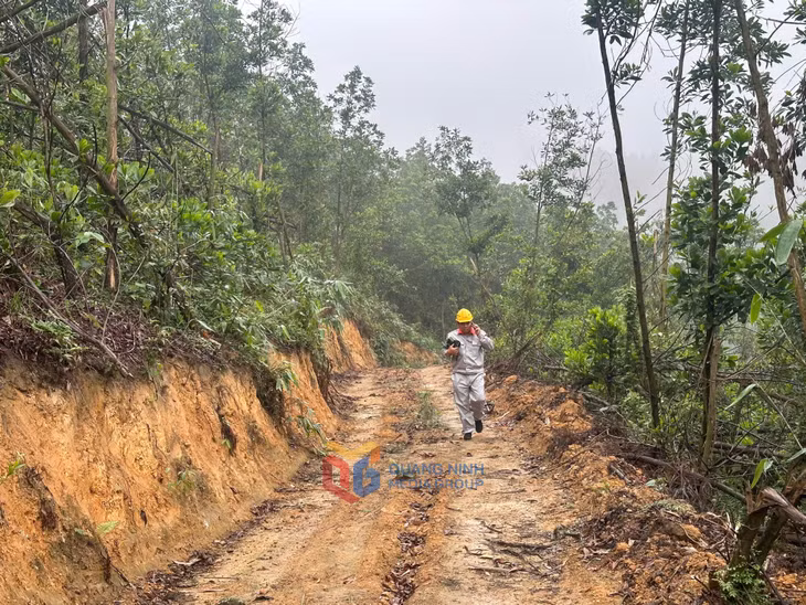 Cán bộ kỹ thuật Chi nhánh Công trình Viettel Quảng Ninh trên đường vào trạm BTS tại khu 10, phường Mông Dương, TP Cẩm Phả.