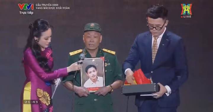Tấm ảnh duy nhất của liệt sĩ được phóng lớn, phục chế và làm thành bức ảnh thờ thiêng liêng.