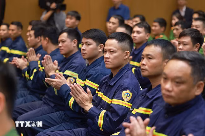 Lực lượng Công an nhân dân Việt Nam tham gia hỗ trợ Myanmar khắc phục hậu quả động đất. (Ảnh: Dương Giang/TTXVN)