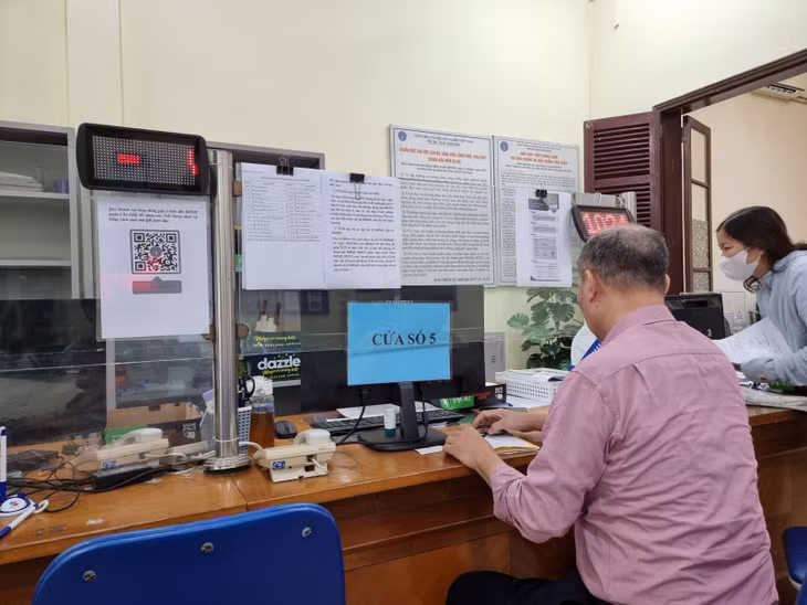 Người dân đến làm thủ tục nhận lương hưu qua tại khoản ngân hàng tại bộ phận "một cửa" BHXH địa phương. Ảnh: XC