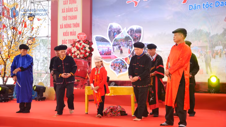 Các nghệ nhân và người dân xã Bằng Cả tái hiện Lễ cấp sắc trên sân khấu Hội làng Bằng Cả năm 2025.
