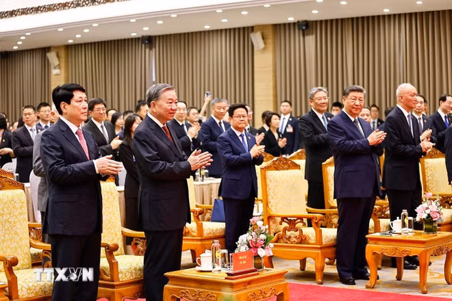Tổng Bí thư Tô Lâm, Chủ tịch nước Lương Cường và Tổng Bí thư, Chủ tịch nước Trung Quốc Tập Cận Bình cùng các đại biểu dự Liên hoan giao lưu hữu nghị nhân dân Việt Nam-Trung Quốc. (Ảnh: Thống Nhất/TTXVN)