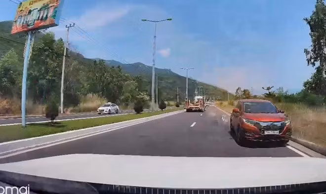 Đội Cảnh sát giao thông đường bộ (khu vực Nha Trang) đã xử phạt người phụ nữ điều khiển ô tô màu đỏ đi ngược chiều. Ảnh: Bùi Quốc