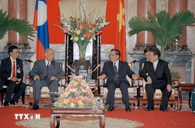 Tổng Bí thư Nông Đức Mạnh, Chủ tịch nước Trần Đức Lương tiếp Chủ tịch Đảng, Chủ tịch nước Lào Khamtai Siphandone thăm hữu nghị chính thức Việt Nam (2002). (Ảnh: Nguyễn Khang/TTXVN)