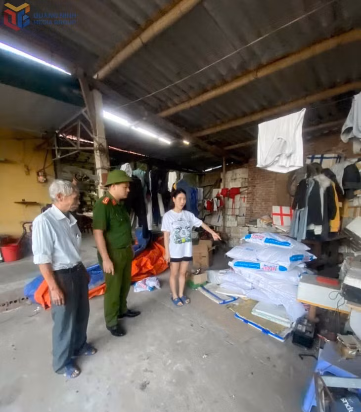 Đối tượng Thảo và tang vật liên quan được tập kết tại ngôi nhà bên cạnh.