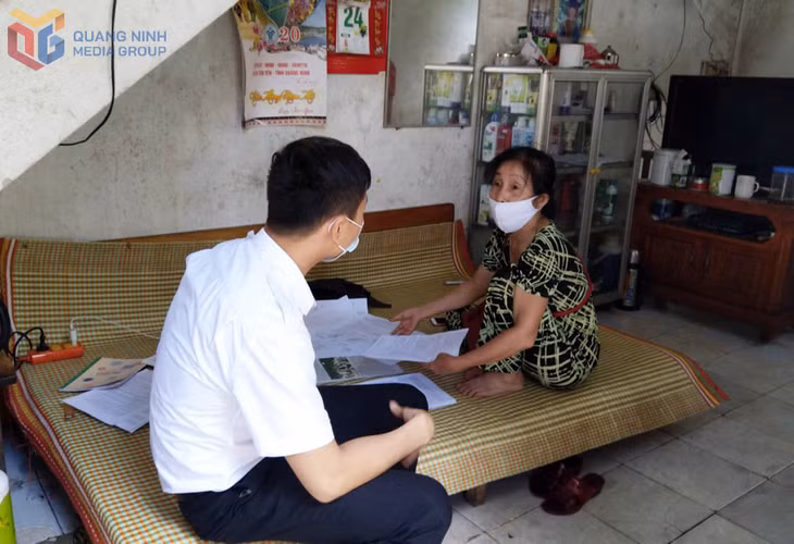 Anh Trần Quý Cường, Trung tâm TGPL nhà nước tỉnh, trao đổi với bà Lý Thị Dung về vụ việc tranh chấp đất đai của gia đình bà.