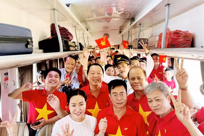 Hành khách mặc áo cờ đỏ sao vàng trên chuyến tàu Thống Nhất. Ảnh: Nguyên Thi