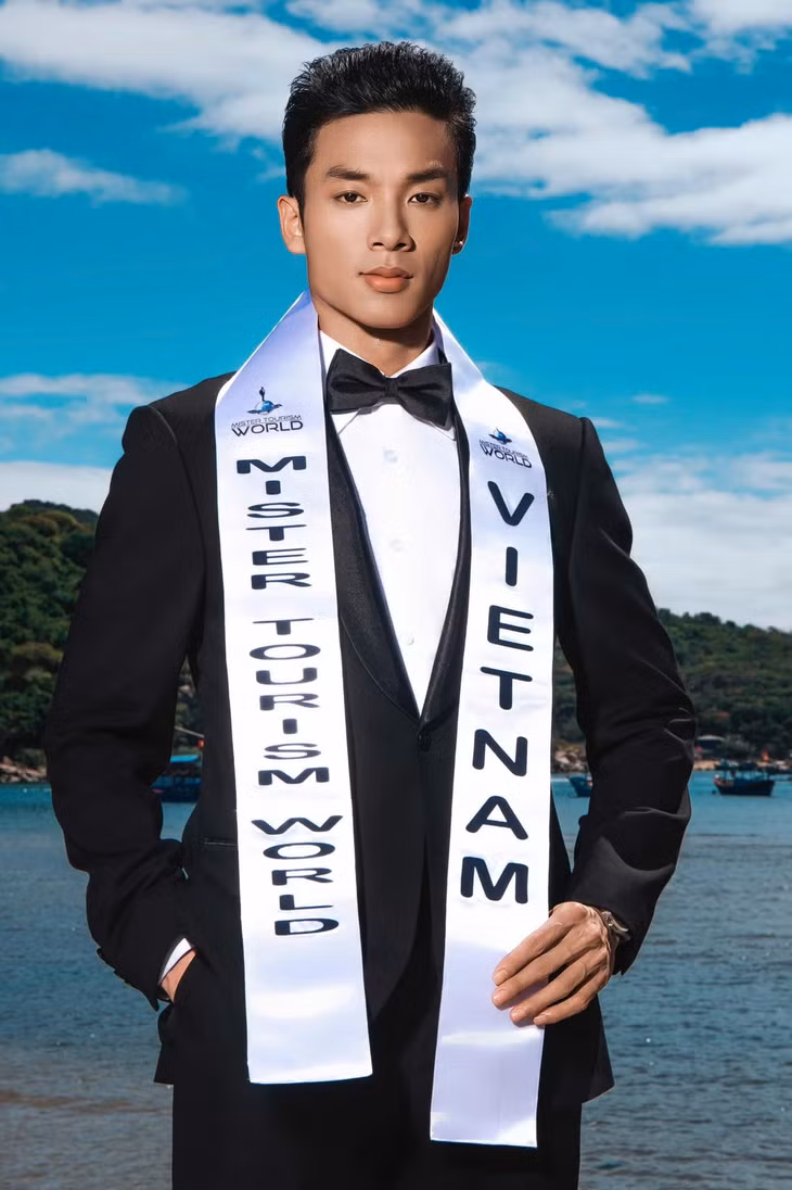 Người mẫu Hữu Hưng được công bố là người chiến thắng Mister Tourism World tại đêm chung kết diễn ra tối 18/2 tại Ninh Thuận.