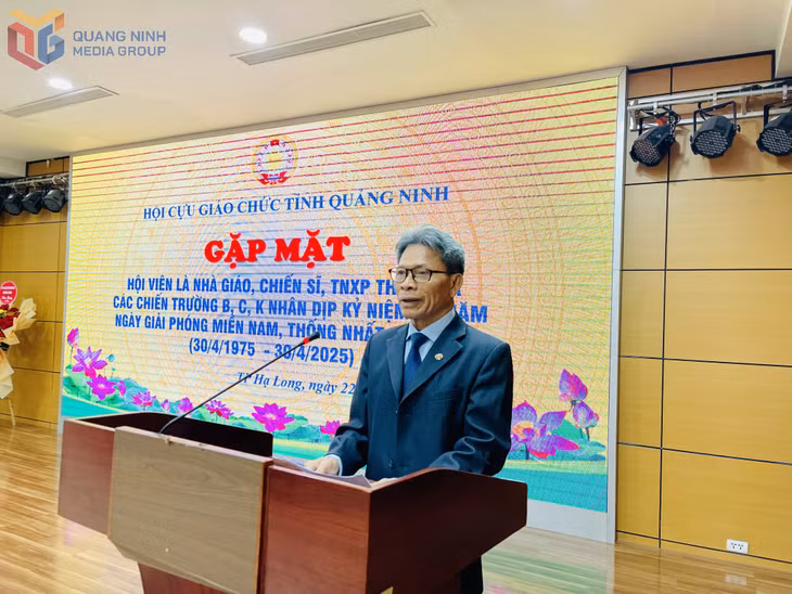 Ông Trần Trọng Lan, Chủ tịch Hội Cựu giáo chức tỉnh phát biểu tại buổi gặp mặt.