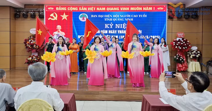 Tiết mục văn nghệ của NCT tại hội nghị tổng kết phong trào thi đua "Tuổi cao - gương sáng" năm 2025.