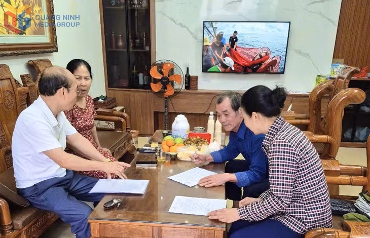 Tổ công tác thị trấn Quảng Hà đến từng hộ gia đình xin ý kiến về Đề án sắp xếp đơn vị hành chính cấp xã mới.