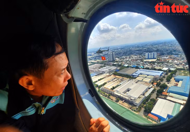 Phi công theo dõi máy bay qua ô cửa.