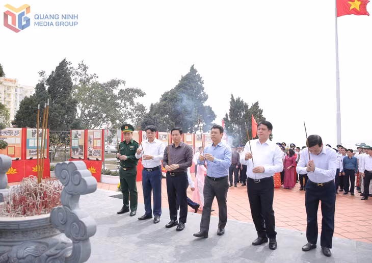 Đoàn công tác dâng hương dâng hương tại tượng đài Chủ tịch Hồ Chí Minh trên huyện đảo Cô Tô.