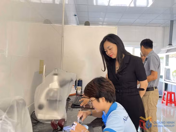 Sản xuất tôm giống tại Công ty TNHH Việt - Úc Quảng Ninh.