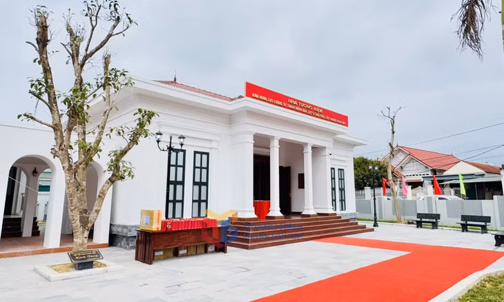 Nhà tưởng niệm Anh hùng LLVT Nhân dân Liệt sĩ Đào Phúc Lộc được thiết kế, xây dựng có diện tích sử dụng là 128m2.