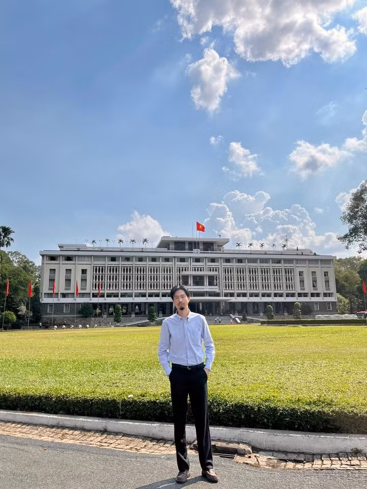 Đen Vâu chụp ảnh tại Dinh Độc Lập.