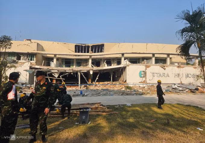 Bên ngoài Bệnh viện Ottara Thiri, sáng 2/4. Ảnh: Song Hương