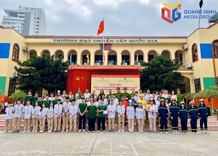 Ban Tổ chức trao giải cho các đội thi.