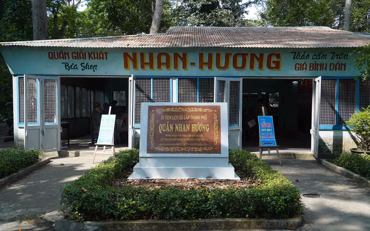 Theo Thanhuytphcm.vn, quán Nhan Hương được thành lập vào năm 1963 và trở thành một trong những cơ sở bí mật quan trọng của Biệt động Sài Gòn. Mặc dù là quán ăn phục vụ thực khách, nhưng thực tế, đây là nơi nuôi giấu cán bộ quân khu và lực lượng Biệt động Sài Gòn. Ảnh: Bảo Nghĩa