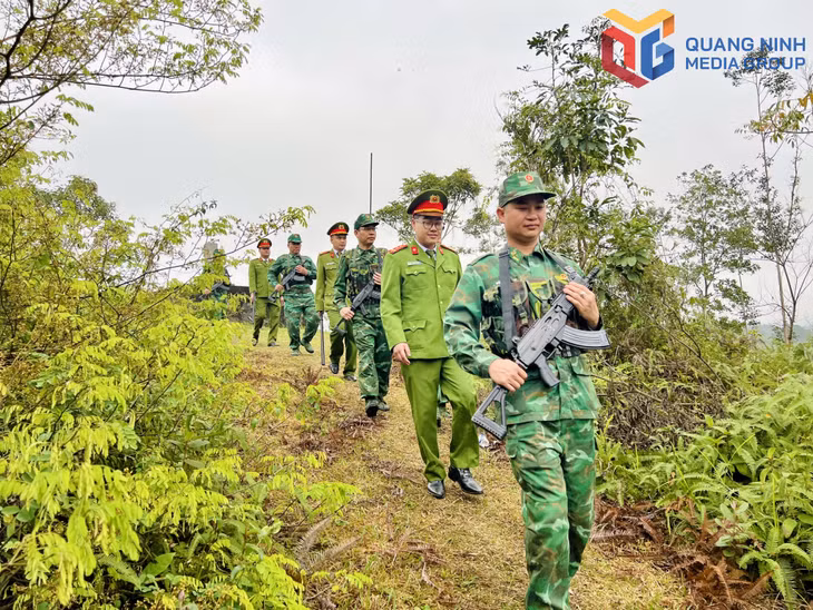 Đồn Biên phòng Bắc Sơn và Công an xã Bắc Sơn (TP Móng Cái) triển khai đội hình tuần tra đường biên, cột mốc.