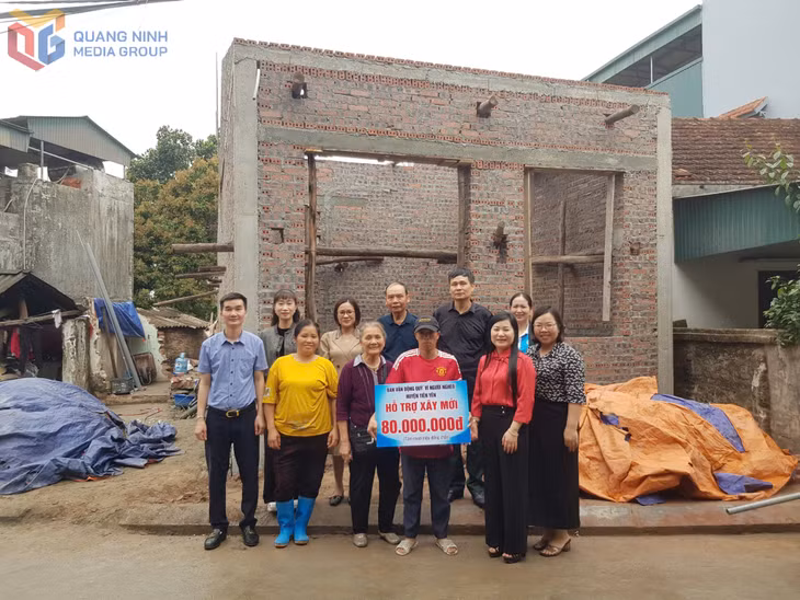 Lãnh đạo UBMTTQ Việt Nam huyện Tiên Yên trao tiền hỗ trợ xây nhà ở mới cho gia đình anh Lê Việt Hưng, phố Đông Tiến, thị trấn Tiên Yên.