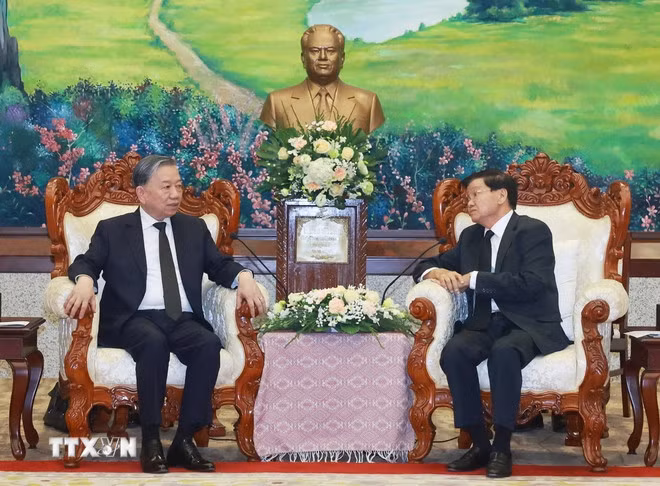 Tổng Bí thư Tô Lâm gặp Tổng Bí thư, Chủ tịch nước Lào Thongloun Sisoulith. (Ảnh: Thống Nhất/TTXVN)