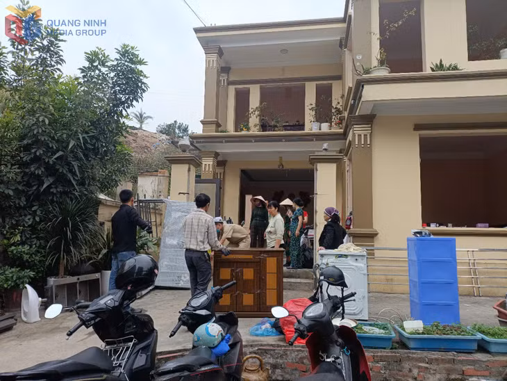 Phường Hà Lầm chung tay giúp người dân di chuyển đến chỗ ở mới sau khi bàn giao mặt bằng.