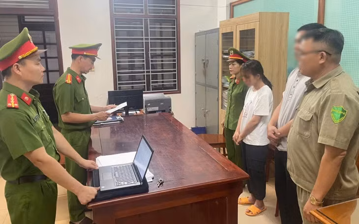 Công an Quảng Nam bắt bảo mẫu kiêm chủ nhóm trẻ Con Cưng vì tội bạo hành trẻ em. Ảnh: CACC