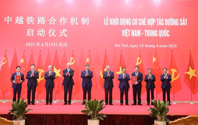 Tổng Bí thư Tô Lâm và Tổng Bí thư, Chủ tịch nước Trung Quốc Tập Cận Bình cùng các đại biểu chứng kiến Lễ khởi động Cơ chế hợp tác đường sắt Việt Nam-Trung Quốc ngày 15/4/2025. (Ảnh: Thống Nhất/TTXVN)