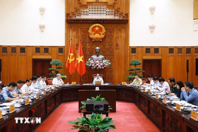 Thủ tướng Phạm Minh Chính chủ trì họp Thường trực Chính phủ với các bộ, ngành và Đoàn đàm phán Chính phủ về các vấn đề thương mại với Hoa Kỳ. (Ảnh: Dương Giang/TTXVN)