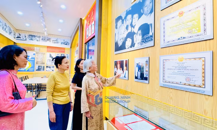 Rất đông cán bộ, đảng viên và nhân dân đến tham quan Nhà tưởng niệm Anh hùng LLVT Nhân dân Liệt sĩ Đào Phúc Lộc.