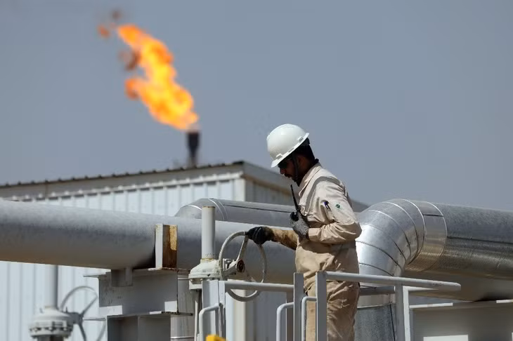 Công nhân làm việc tại nhà máy lọc dầu ở tỉnh Wasit, Iraq. Ảnh: THX/TTXVN