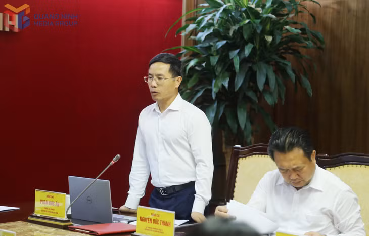 Đồng chí Phạm Đức Ấn, Phó Bí thư Tỉnh ủy, Chủ tịch UBND tỉnh, phát biểu tại phiên họp.
