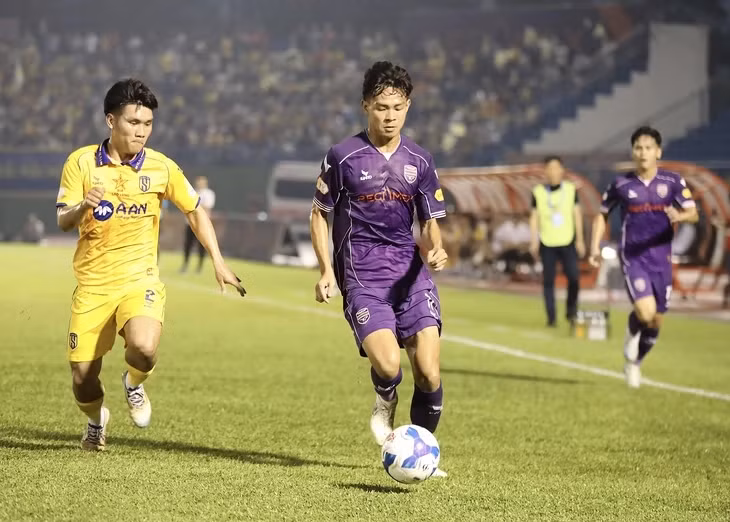 Bùi Vĩ Hào (phải) trong màu áo CLB B.Bình Dương - Ảnh: VPF