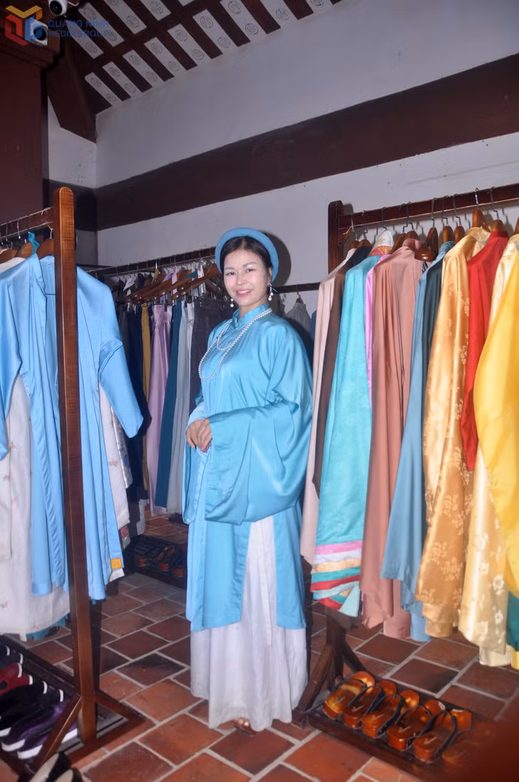 Khoác lên mình bộ cổ phục để dạo bước hành hương, du khách như hoá thân thành mỹ nữ xưa.