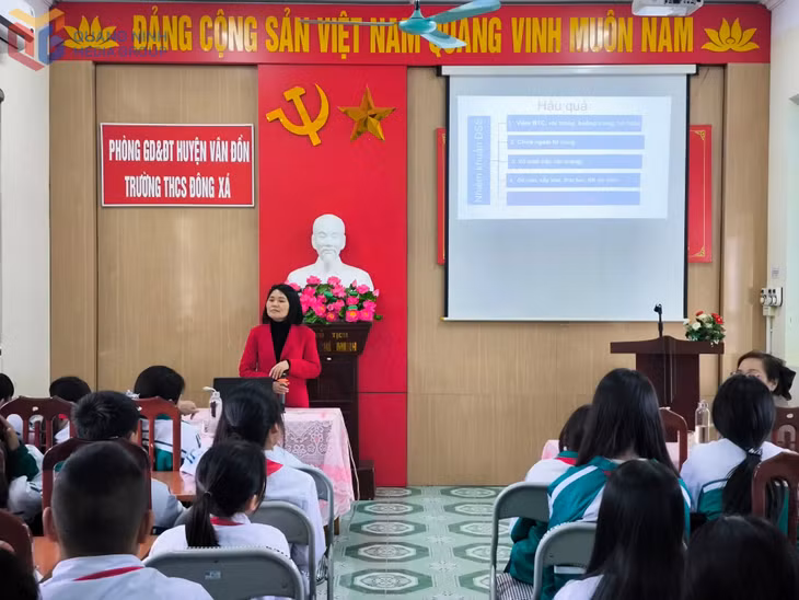 CDC tỉnh phối hợp với Trung tâm Y tế huyện Vân Đồn tuyên truyền về SKSS vị thành niên tại trường THCS Đông Xá.