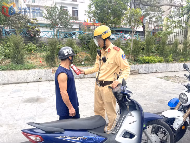 Cùng với việc lập chốt cố định, lực lượng CSGT tiếp tục triển khai đồng thời nhiều tổ công tác kiểm tra cồn lưu động.