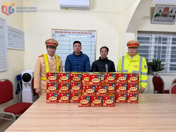 Tổ công tác thuộc Phòng CSGT bắt giữ các đối tượng chở thuốc nổ và pháo trái phép tại địa phận thị trấn Đầm Hà (huyện Đầm Hà).